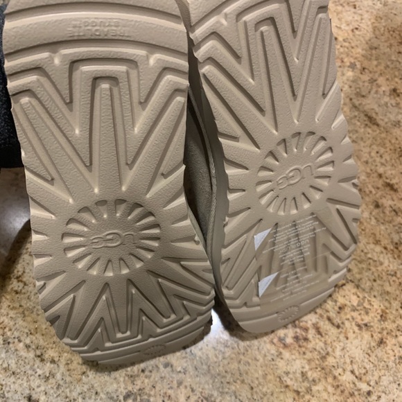 NIB UGG Ultra Mini in Mustard Seed US6 EU37 - Picture 9 of 12